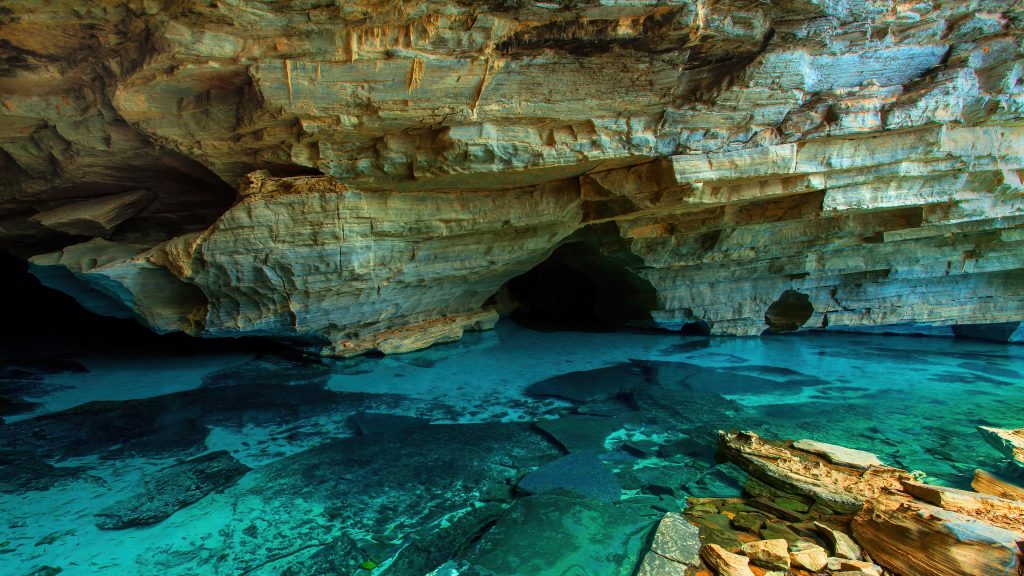 岩洞 蓝色湖水 查帕达迪亚曼蒂纳国家公园 巴西 4K