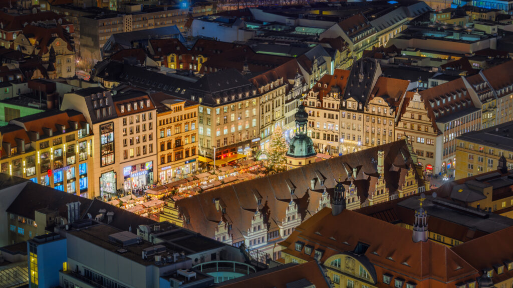 莱比锡圣诞集市 德国 夜景 木屋摊位 圣诞树 灯光 4k