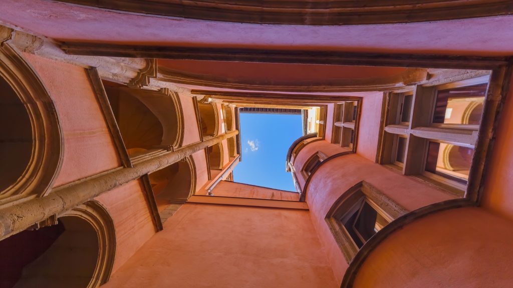 里昂穿廊 拱门 建筑 光影 石板路 暖色调 法国 4k