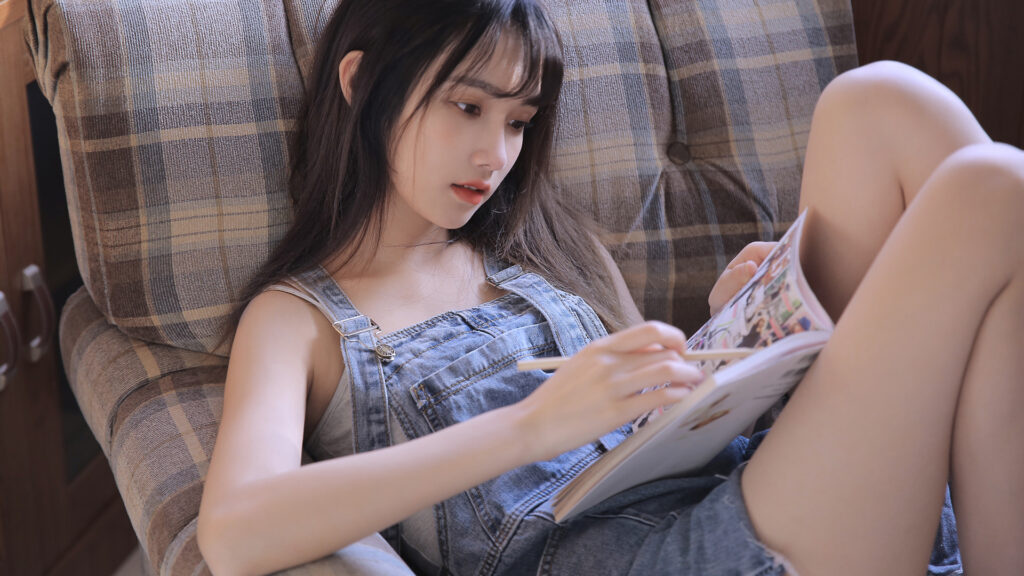 少女 阅读书本 牛仔背带裤 沙发 居家 1080p