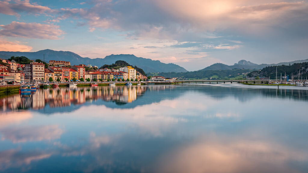 水岸小镇 彩色房屋 山峦 水面倒影 云彩 4k