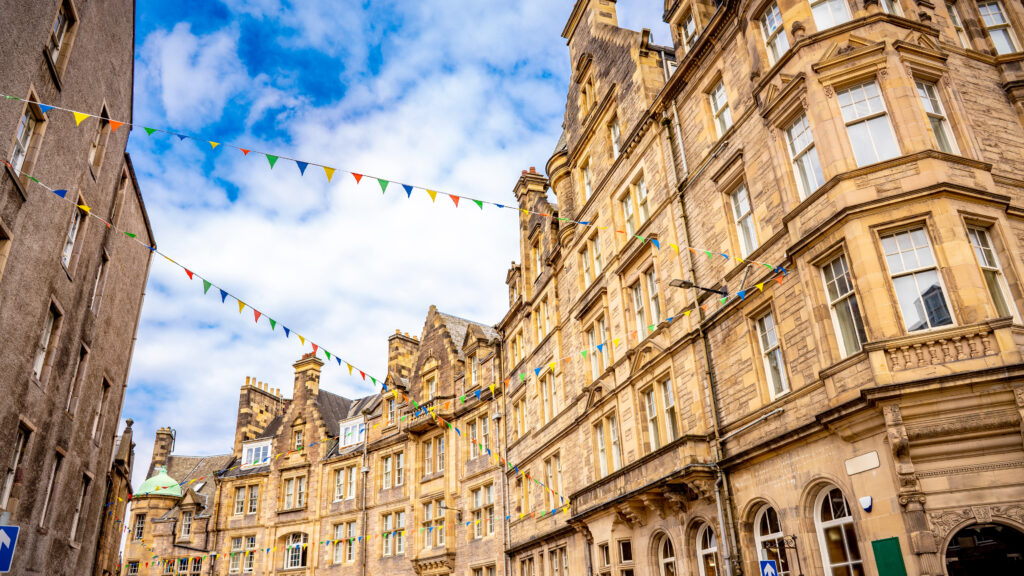 皇家英里大道 彩旗 古典建筑 石砌外墙 蓝天 白云 4k